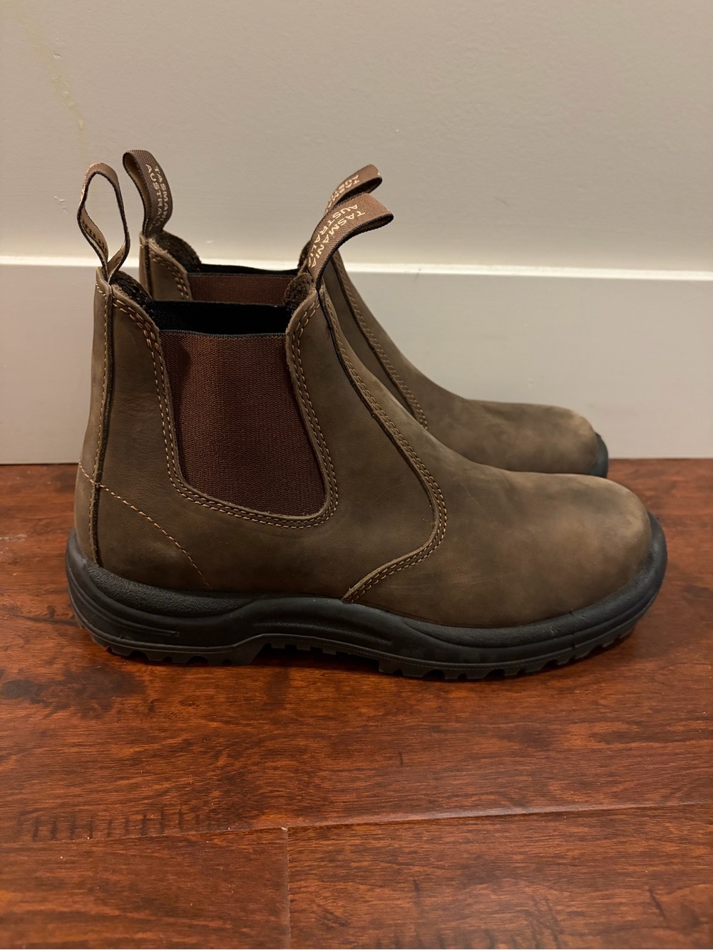 BLUNDSTONE- men’s size 7.5 Boots in Rustic Brown.